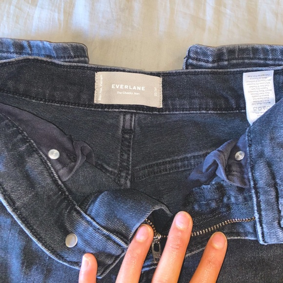 EVERLANE | THE CHEEKY JEAN 23 TALL in BLACK - Picture 3 of 6